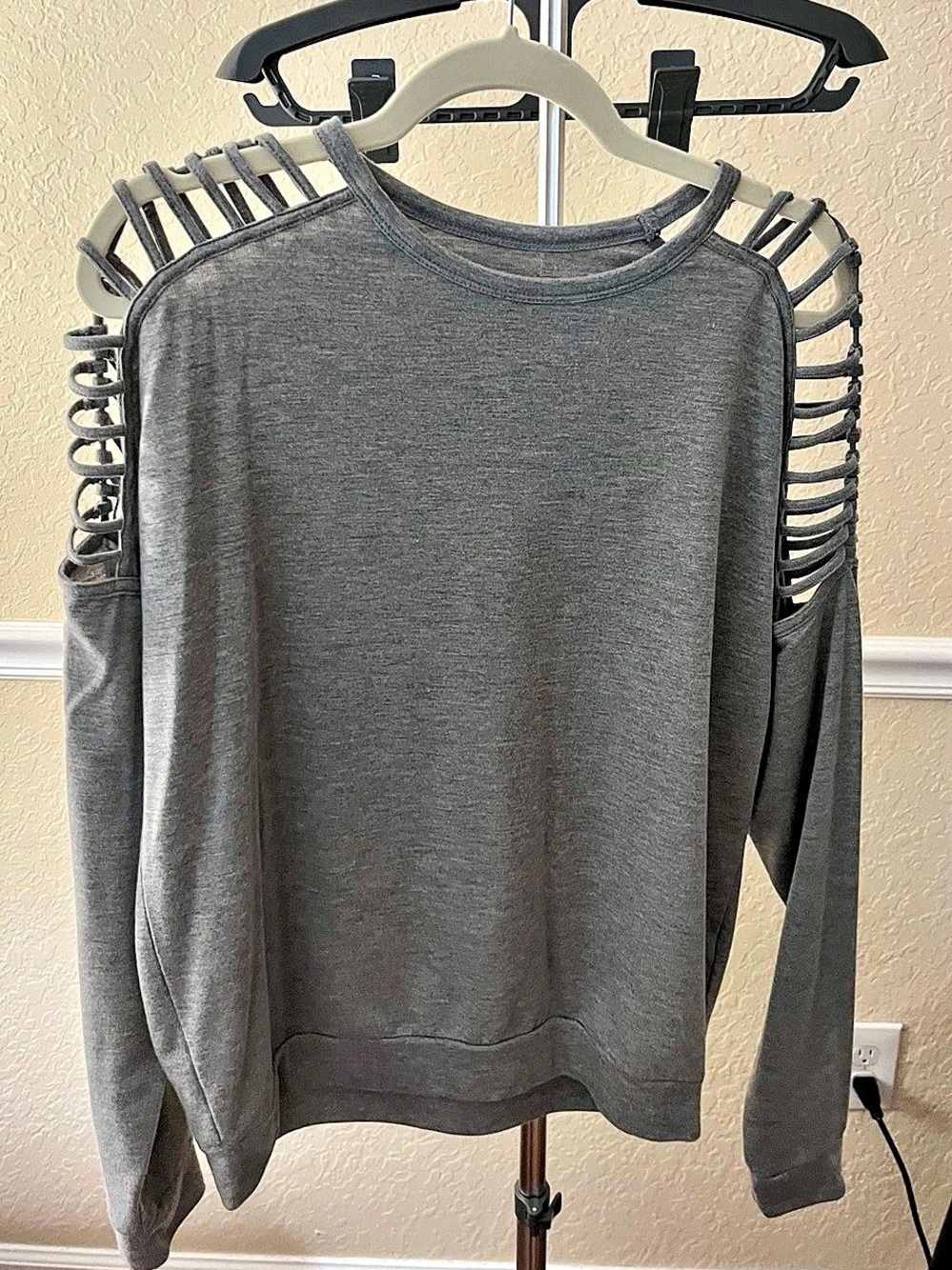 Forever 21 Gray Cutout Sleeve Size Medium
